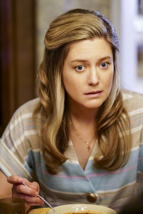 Nimmt einen Job als Sekretärin in der Kirche an: Mary (Zoe Perry) ... - Bildquelle: Warner Bros. Television