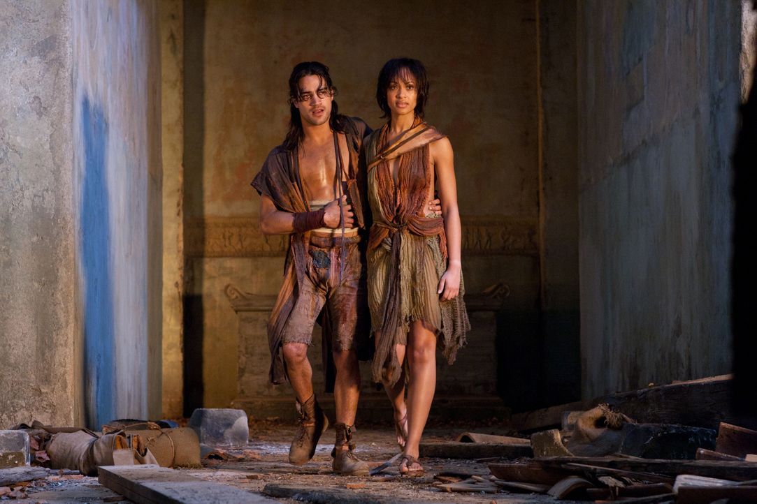 Während Naevia (Cynthia-Addai Robinson, r.) Nasir (Pana Hema Taylor, l.) gesund pflegt, wagen sich Spartacus, Mira und weitere Kämpfer mitten in die... - Bildquelle: 2011 Starz Entertainment, LLC. All rights reserved.