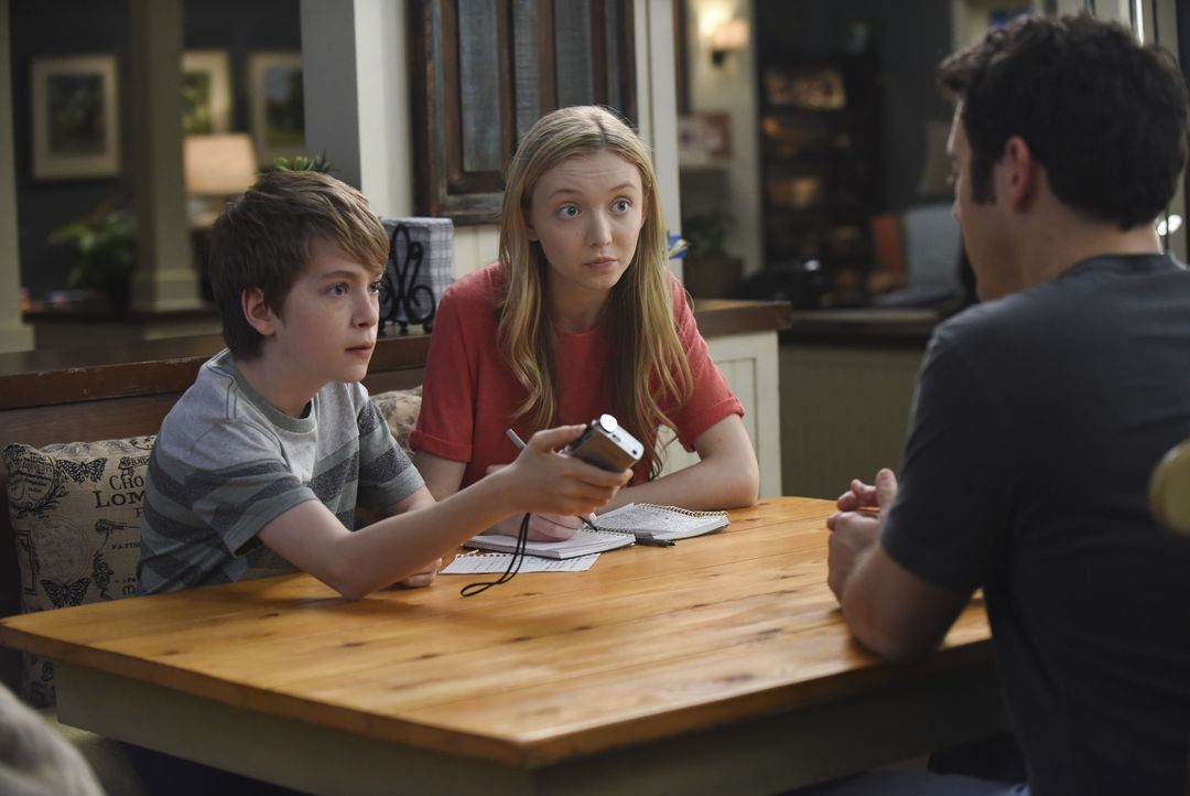 Ethan (Connor Kalopsis, l.) und Lizzie (Hana Hayes, M.) interviewen ihren Vater Stewart (Fred Savage, r.) über den bevorstehenden Prozess, der die Z... - Bildquelle: 2015-2016 Fox and its related entities.  All rights reserved.
