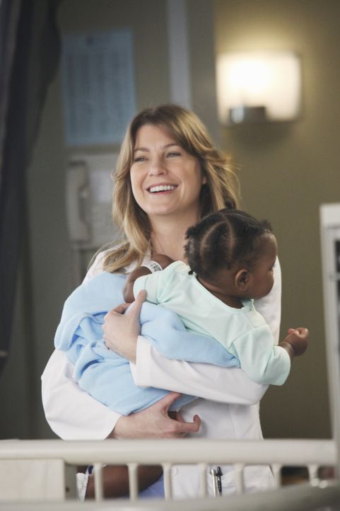 Werden sie und Derek die Chance bekommen, die kleine Zola (Darsteller unbekannt, vorne) zu adoptieren? Meredith (Ellen Pompeo, hinten) ... - Bildquelle: ABC Studios