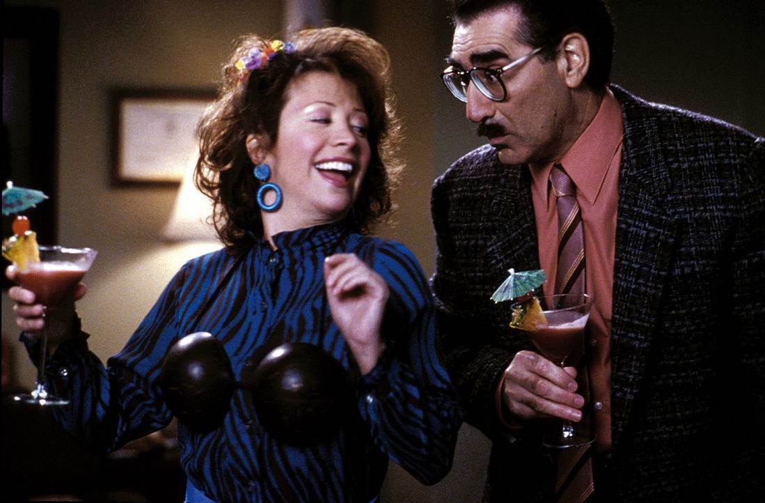 Der korrupte Direktor Collins (Eugene Levy, r.) und dessen Freundin, die Cafeteria-Chefin Ms. Heller (Cheri Oteri, l.), wollen Harry und Lloyd als A... - Bildquelle: Warner Bros.