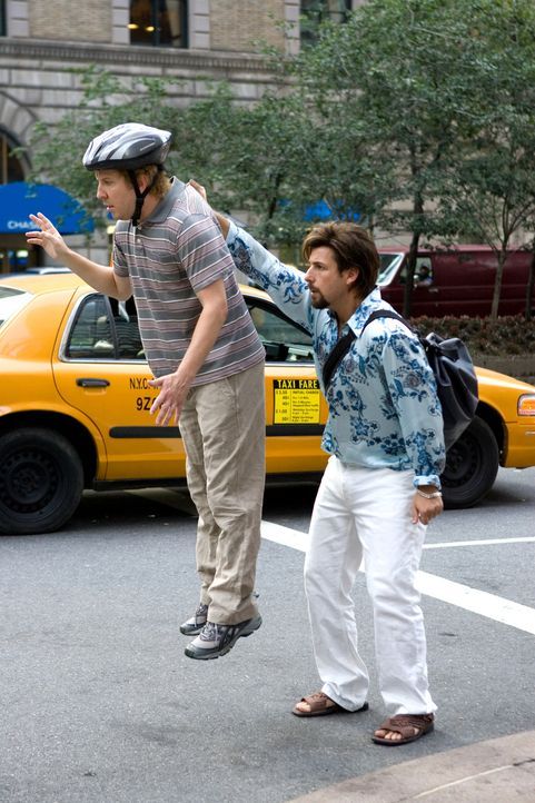 Leg dich nicht mit Zohan (Adam Sandler, r.) an! Für Michael (Nick Swardson, l.) kommt diese Warnung zu spät ... - Bildquelle: 2008 Columbia Pictures Industries, Inc. and Beverly Blvd LLC. All Rights Reserved.