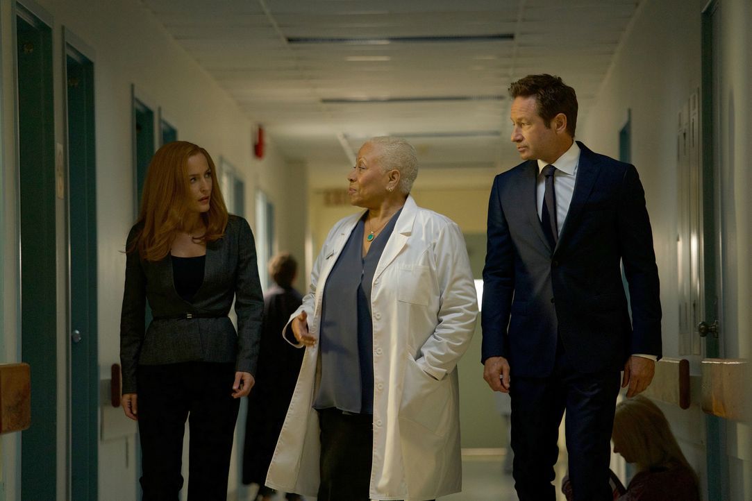 Als in einer Stadt mehrere Menschen durch angebliche Doppelgänger ermordet werden, nehmen Scully (Gillian Anderson, l.) und Mulder (David Duchovny,... - Bildquelle: Shane Harvey 2017 Fox and its related entities.  All rights reserved.