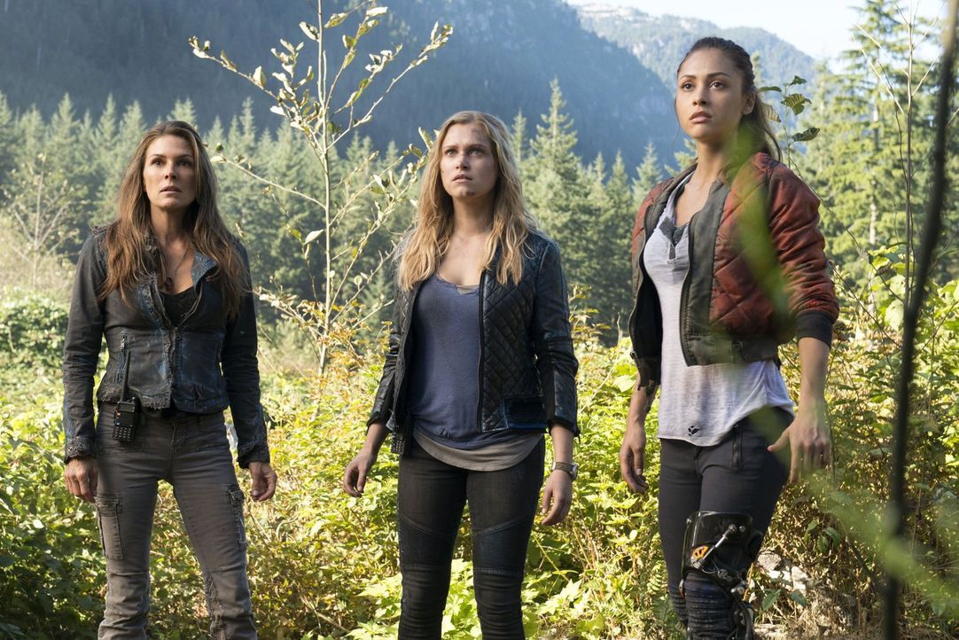 Abi (Paige Turco, l.), Clarke (Eliza Taylor, M.) und Raven (Lindsey Morgan, r.) machen sich auf den Weg nach "Mount Weather", nicht ahnend, dass dor... - Bildquelle: 2014 Warner Brothers
