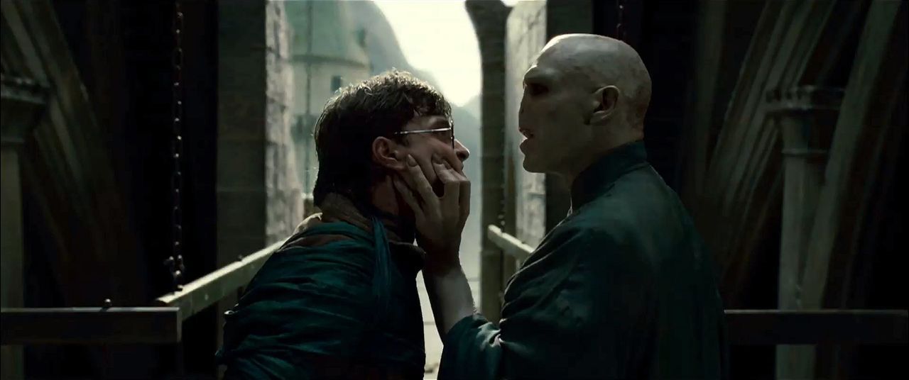Dunkle Zeiten warten auf Zauberlehrling Harry Potter (Daniel Radcliffe, l.) und seine Freunde: Lord Voldemort (Ralph Fiennes, r.) und seine Anhänger... - Bildquelle: Warner Bros. Entertainment Inc.