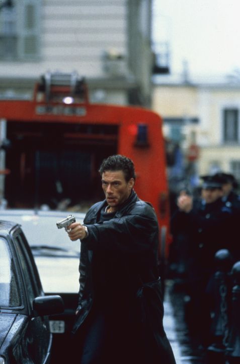 Die Mafia lässt keine Gelegenheit aus, Alain (Jean-Claude Van Damme, M.) aus dem Weg zu räumen, doch der lässt sich nicht so leicht unterkriegen ...... - Bildquelle: Sony Pictures Television International. All Rights Reserved.