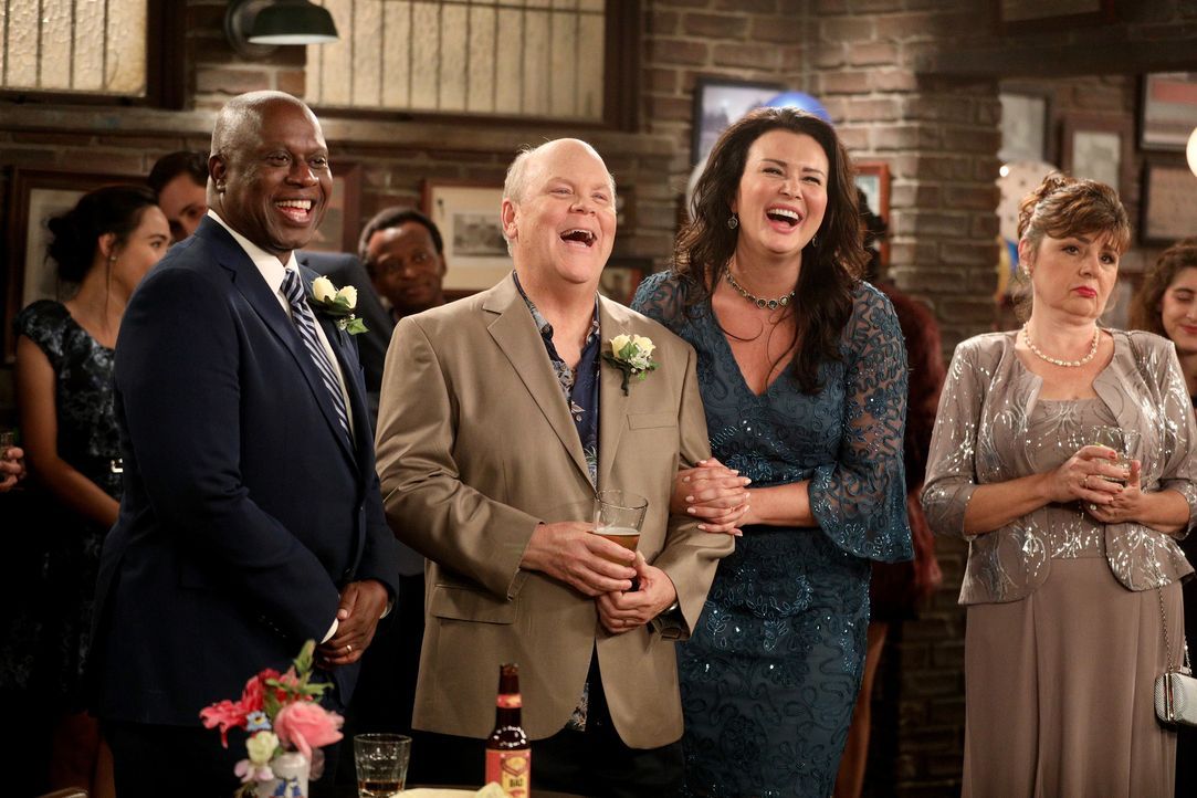 (v.l.n.r.) Ray Holt (André Braugher); Hitchcock (Dirk Blocker); Anna (Anna Bogomazova) - Bildquelle: Jordin Althaus 2019 NBC Universal Media, LLC / Jordin Althaus