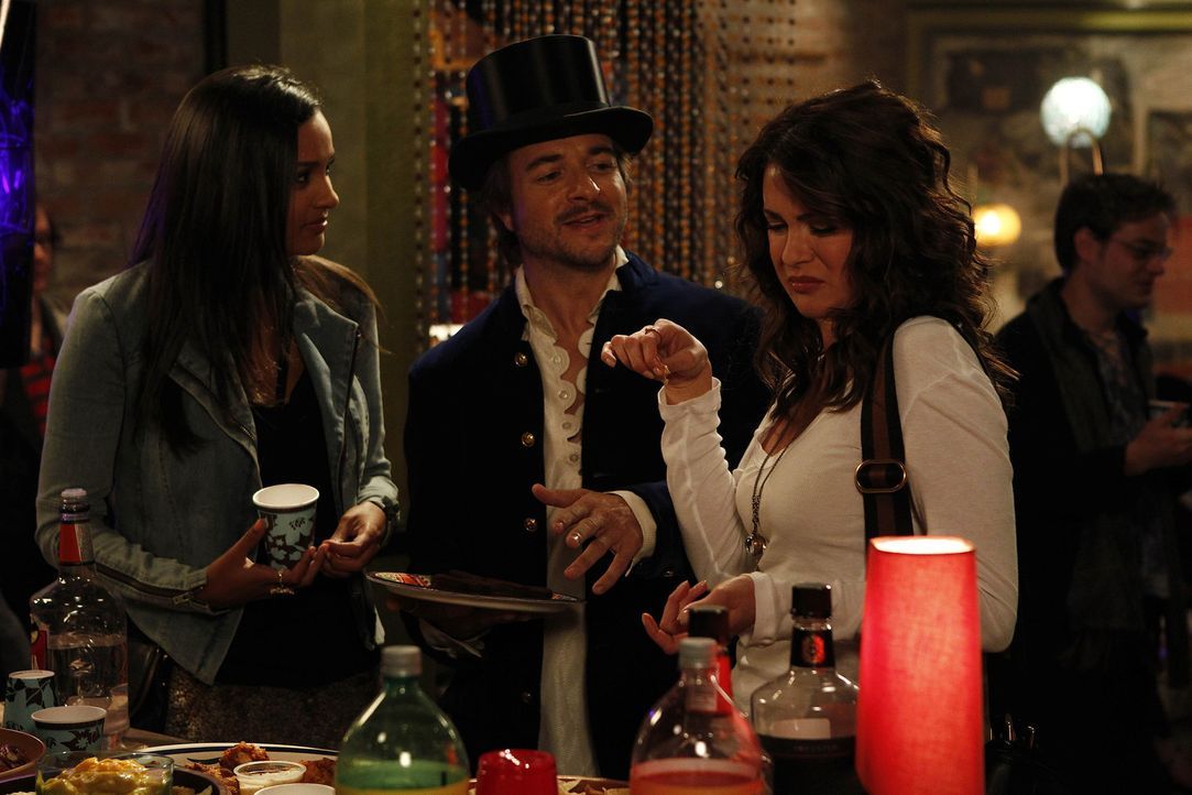 Ein Abend der besonderen Art: Riley (Jessica Lucas, l.), Trey (Jeremy Kent Jackson, M.) und Sara (Danneel Ackles, r.) ... - Bildquelle: NBC Universal, Inc.