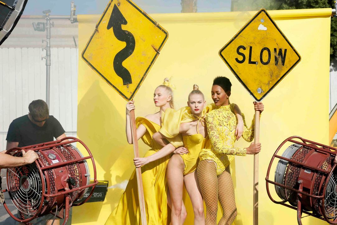 GNTM-Stf10-Epi05-CosmoShooting-01-Sandy-Darya-Erica-ProSieben-Richard-Huebner - Bildquelle: ProSieben/ Richard Huebner