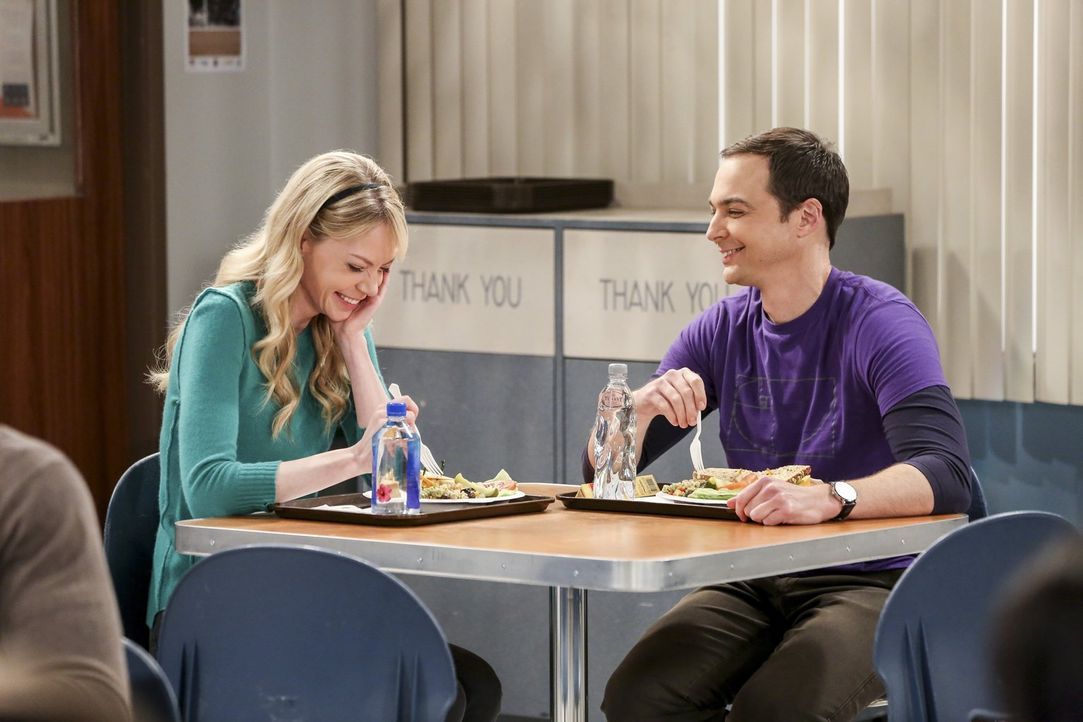 Beim gemeinsamen Mittagessen knistert es zwischen Sheldon (Jim Parsons, r.) und Ramona (Riki Lindhome, l.) ... - Bildquelle: 2016 Warner Brothers