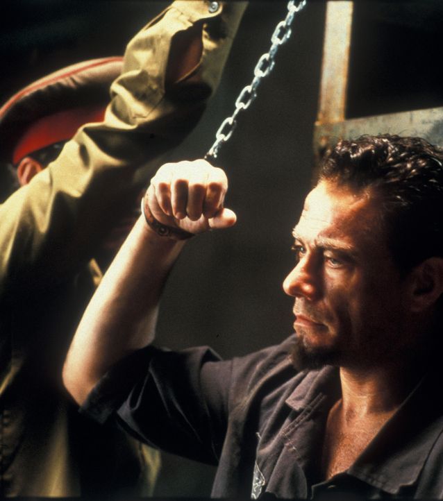Zunächst will Kyle (Jean-Claude Van Damme) sich nicht unterordnen, lernt aber schließlich, dass er nur über den Kampf seine Freiheit wieder erlan... - Bildquelle: NU IMAGE