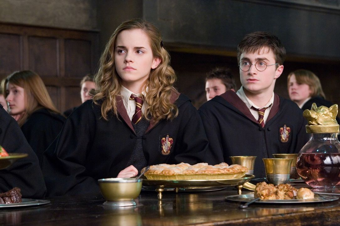 Harry (Daniel Radcliffe, r.), Ron und Hermine (Emma Watson, l.) gründen den Geheimbund "Dumbledores Armee", in der Harry seine Freunde in der Verte... - Bildquelle: Warner Brothers International
