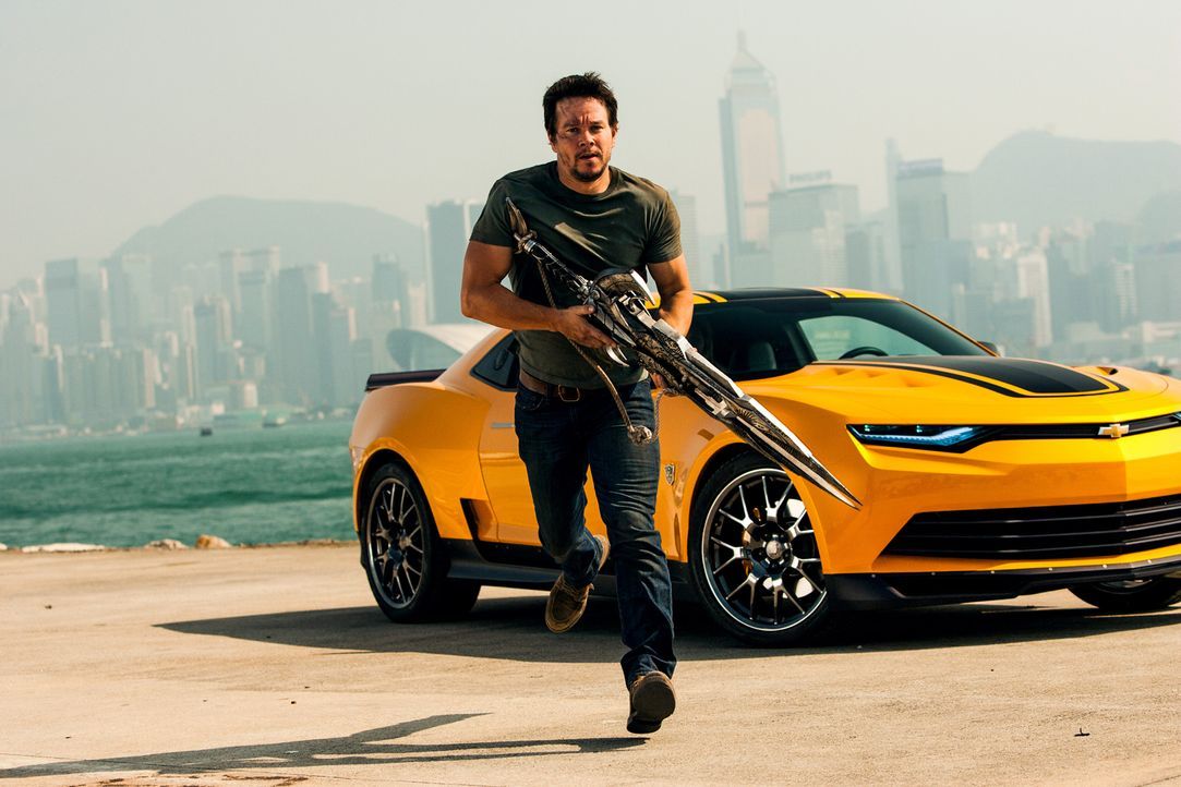 Fünf Jahre nach dem Krieg zwischen Autobots und Decepticons macht die CIA Jagd auf beide Alien-Gruppen. Als der Tüftler Cade Yaeger (Mark Wahlberg)... - Bildquelle: (2016) Paramount Pictures. All Rights Reserved. TRANSFORMERS, its logo and all related characters are trademarks of Hasbro and are used with permiss