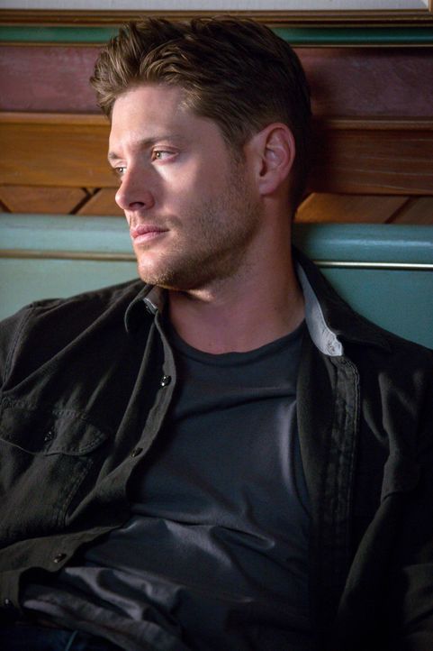 Während Dean (Jensen Ackles) mit Crowley zusammenarbeitet, wird Castiel von den anderen Engeln um Hilfe gebeten - obwohl Castiel noch mit ganz ander... - Bildquelle: 2016 Warner Brothers