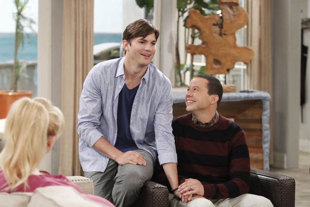 Walden (Ashton Kutcher, M.) und Alan (Jon Cryer, r.) wollen Kathys (Alessandra Torresani, l.) Baby adoptieren und geben sich alle Mühe, dass sie wir... - Bildquelle: Warner Brothers Entertainment Inc.