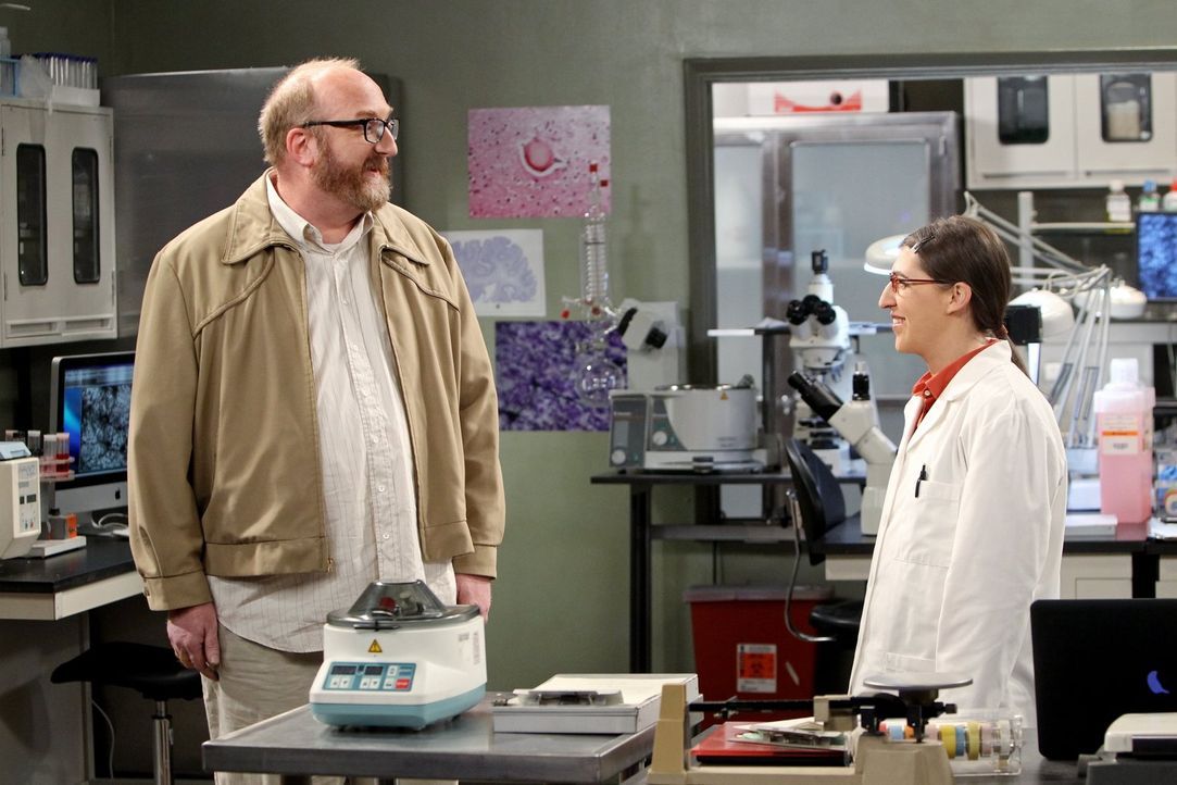 Während Sheldon allen auf die Nerven geht, weil er sich ein paar Tage freinehmen musste und nichts mit sich anzufangen weiß, wird Amy (Mayim Bialik,... - Bildquelle: Warner Brothers