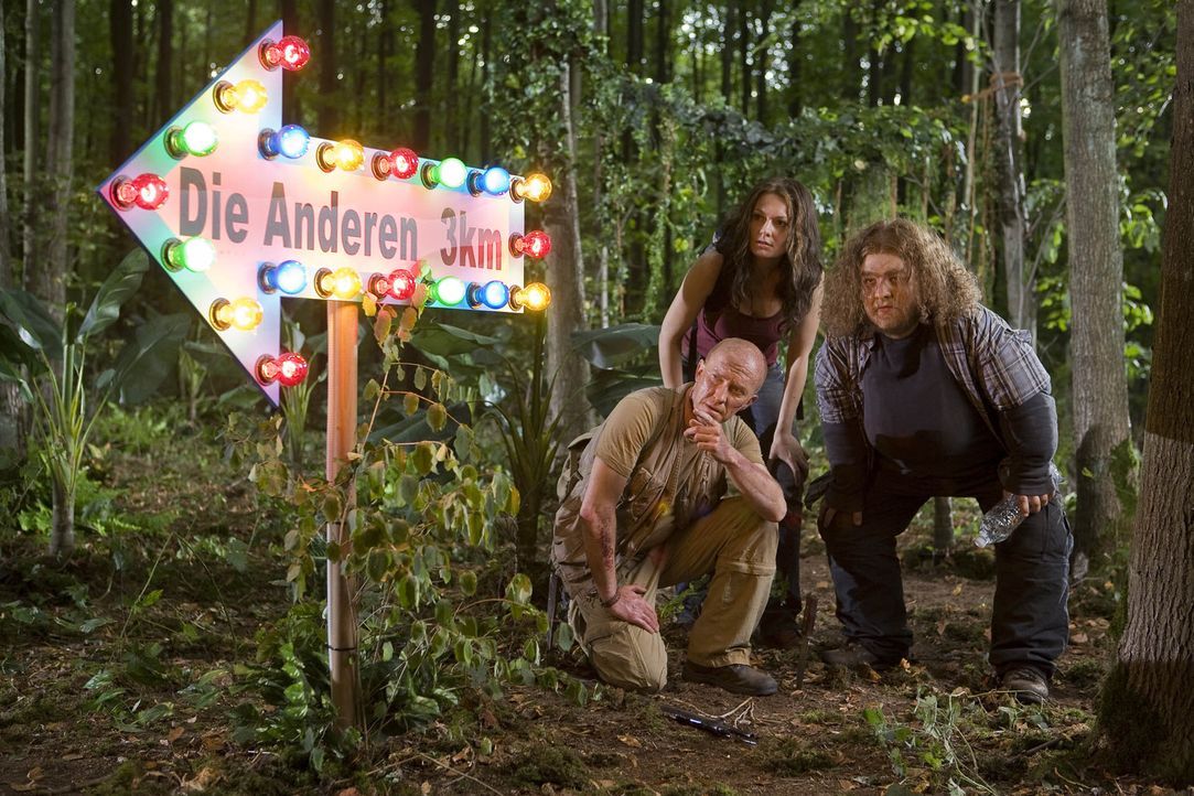 "Lost" geswitcht: Die verzweifelte Suche nach den Anderen. Wo sind sie bloß? Hurley (Bernhard Hoëcker, r.), Kate (Martina Hill, M.) und John (Pete... - Bildquelle: ProSieben