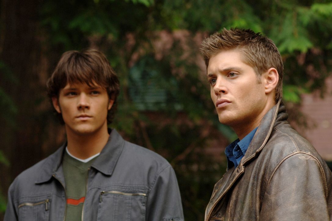 Wollen herausfinden, was in dem mysteriösem See steckt: Sam (Jared Padalecki, l.) und Dean (Jensen Ackles, r.) ... - Bildquelle: Warner Bros. Television