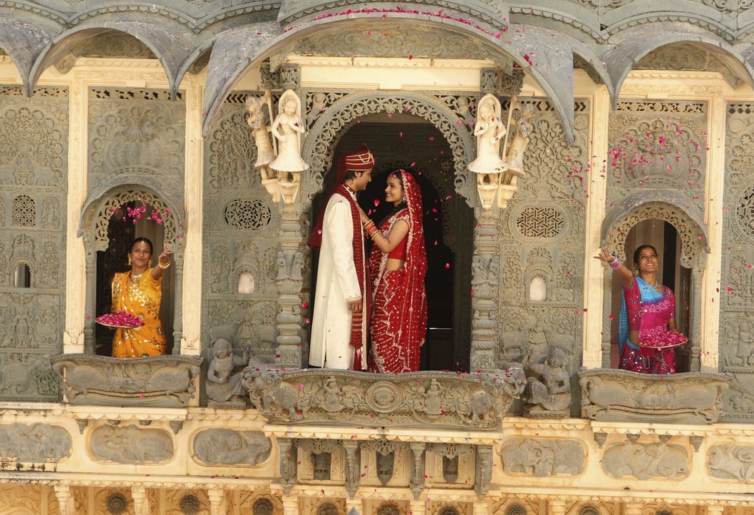 Das glückliche Film-Hochzeitspaar: Gita (Deepti Daryanani, 2. v. r.) und Rahim (Rupak Ginn, 2 v. l.) ... - Bildquelle: Disney - ABC - ESPN Television