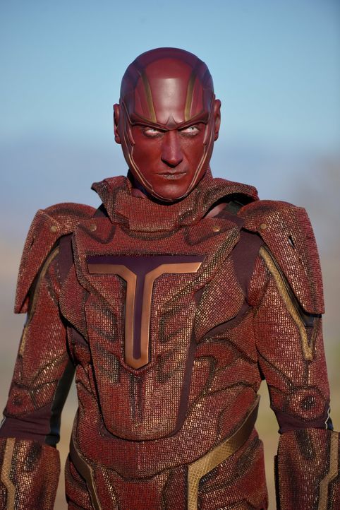 Auf Befehl des Militärs hin soll es Supergirl mit dem Militär-Cyborg Red Tornado (Iddo Goldberg) aufnehmen, doch bei der Übungseinheit schießt Kara... - Bildquelle: 2015 Warner Bros. Entertainment, Inc.