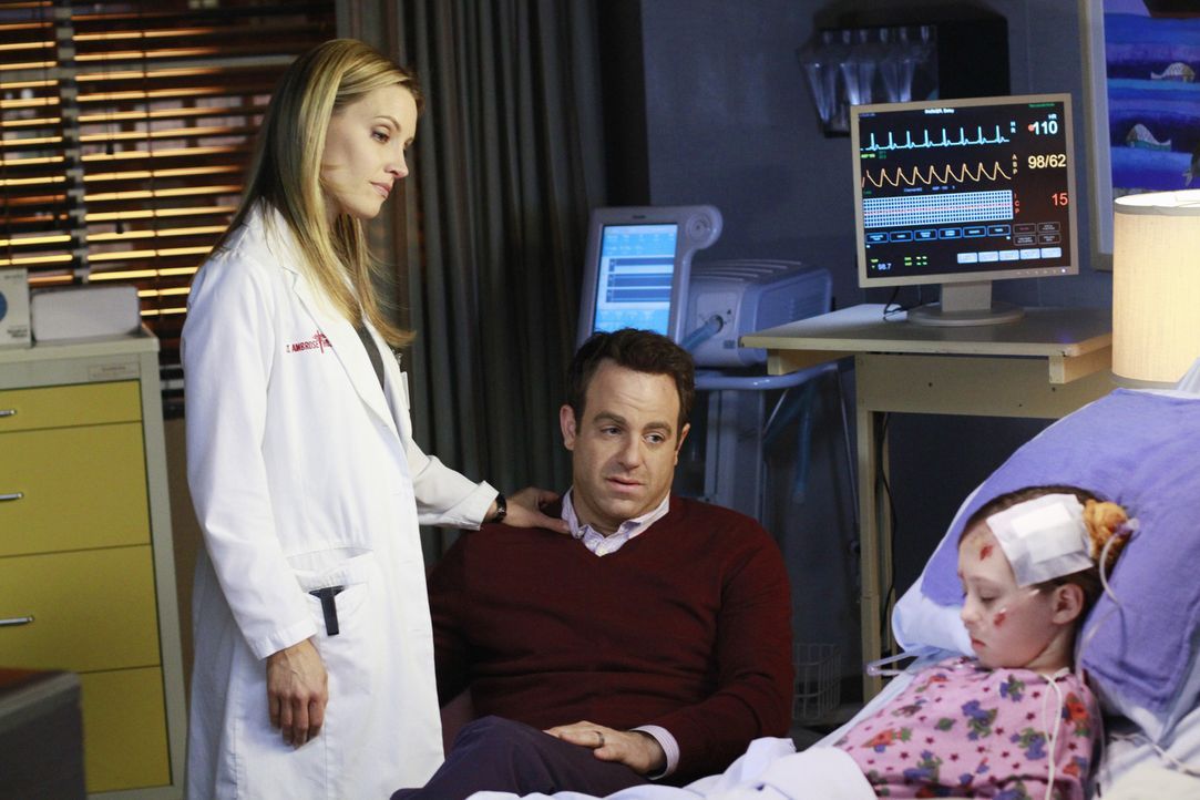 Als Betsey (Hailey Sole, r.) im Krankenhaus erscheint, sind die Charlotte (KaDee Strickland, l.), Cooper (Paul Adelstein, M.) und die restlichen Är... - Bildquelle: ABC Studios