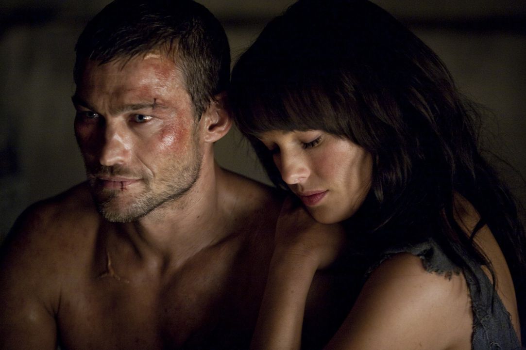 Nach wie vor träumt Spartacus (Andy Whitfield, l.) davon, seine Frau Sura (Erin Cummings, r.) wieder wohlbehalten in den Armen halten zu können. U... - Bildquelle: 2010 Starz Entertainment, LLC