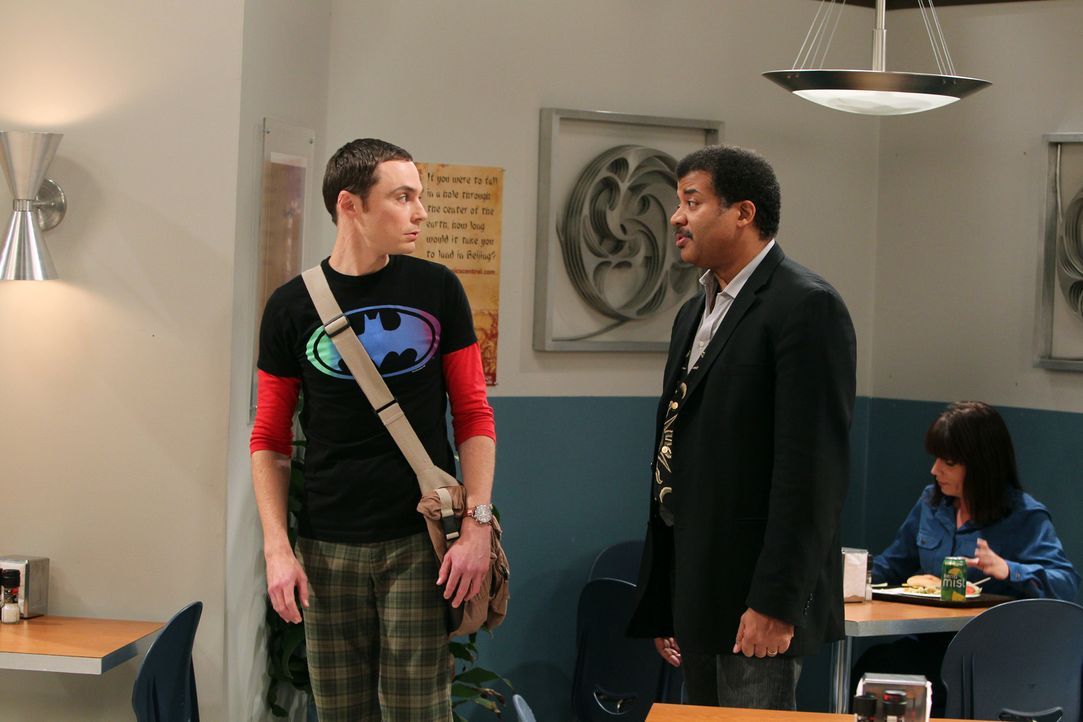 Nach seinem Fehler versucht Sheldon (Jim Parsons, l.) alles, damit Howard doch noch an einem Satellitenprojekt des Verteidigungsministeriums mitarbe... - Bildquelle: Warner Bros. Television