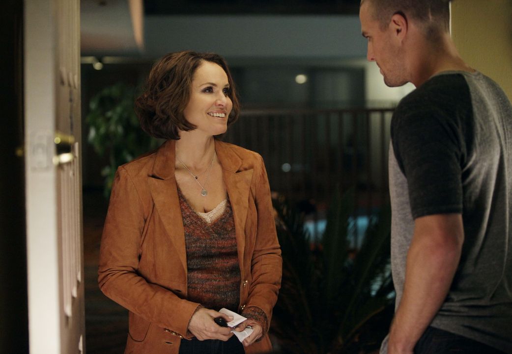 Scott (Stephen Amell, r.) möchte die Beziehung zu Violet (Amy Brenneman, l.) vertiefen - doch wird sie auch bereit dafür sein? - Bildquelle: ABC Studios