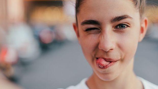 Zunge zeigen hilft bei Doppelkinn