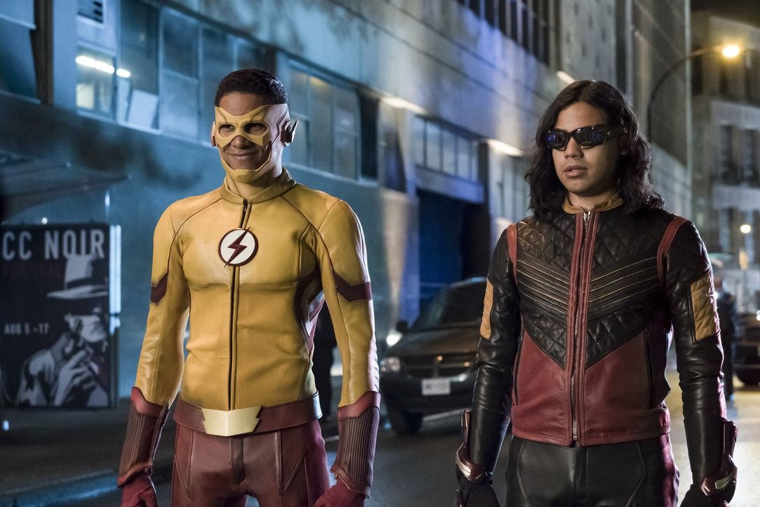 Als sich Wally alias Kid Flash (Keiynan Lonsdale, l.) und Cisco alias Vibe (Carlos Valdes, r.) dazu entschließen, Barry aus der Speed Force befreien... - Bildquelle: 2017 Warner Bros.