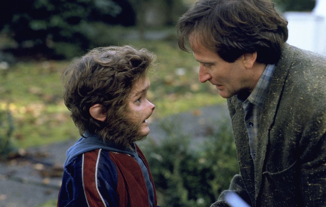 Alan (Robin Williams, r.) ist geschockt, als er sieht was mit Peter (Bradley Pierce, l.) passiert ist ... - Bildquelle: SONY PICTURES TELEVISION INTERNATIONAL