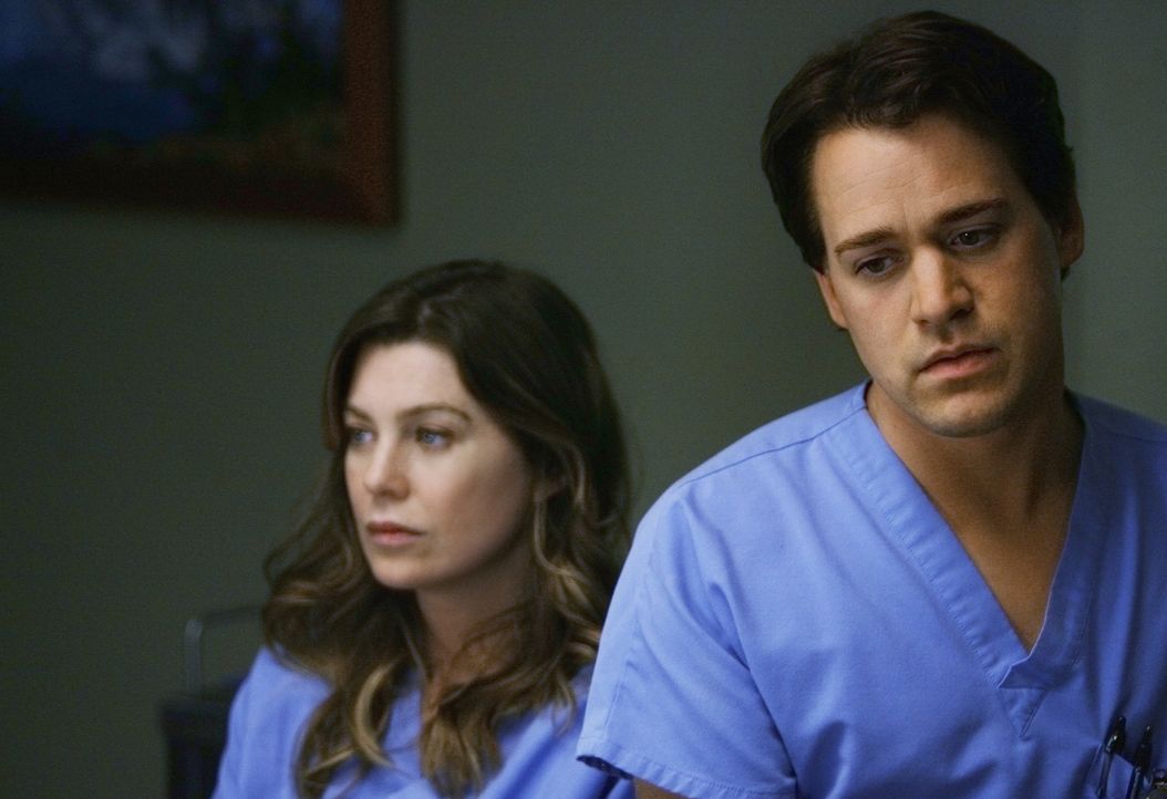 Während es zwischen Meredith (Ellen Pompeo, l.) und Derek noch etwas kriselt, ist George (T.R. Knight, r.) stinksauer, dass Izzie ihm nichts von ihr... - Bildquelle: Scott Garfield 2009 American Broadcasting Companies, Inc. All rights reserved. NO ARCHIVE. NO RESALE.