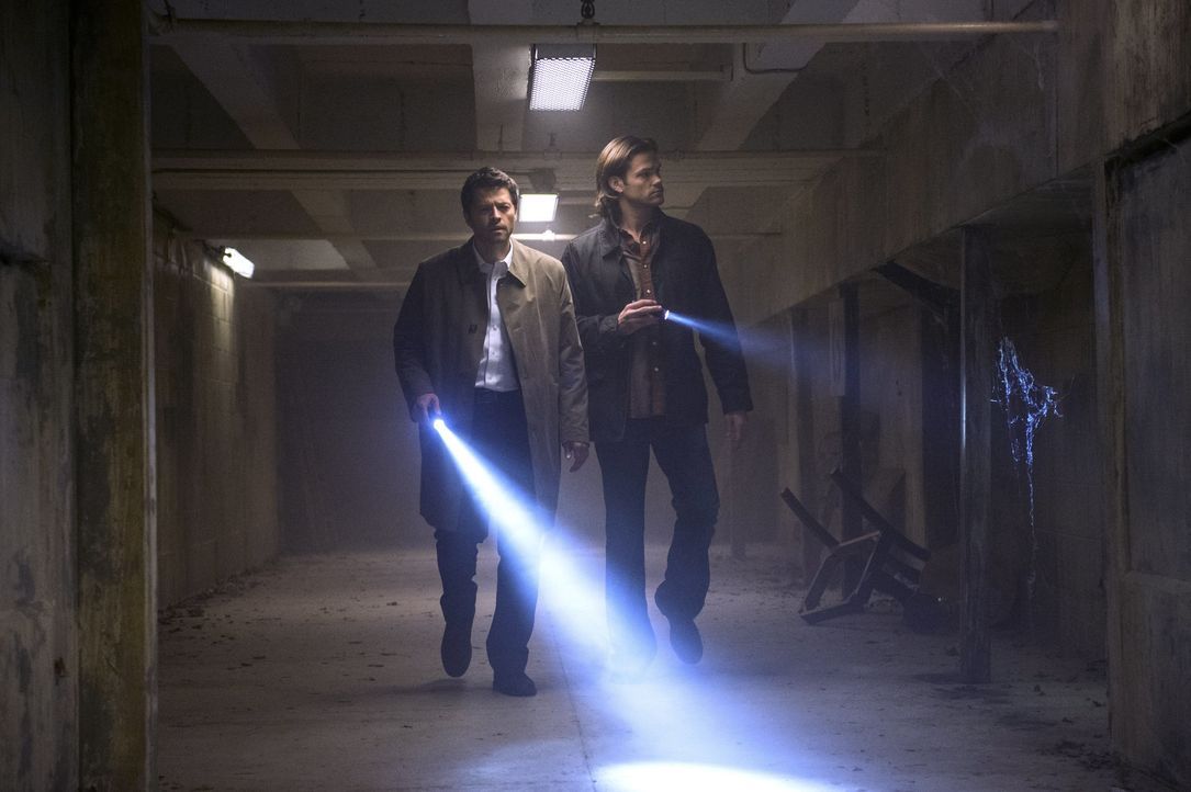 Ein Anschlag bringt Castiel (Misha Collins, l.) dazu, Sam (Jared Padalecki, r.) und Dean um Hilfe zu bitten. Doch was sie dann herausfinden, stellt... - Bildquelle: 2013 Warner Brothers