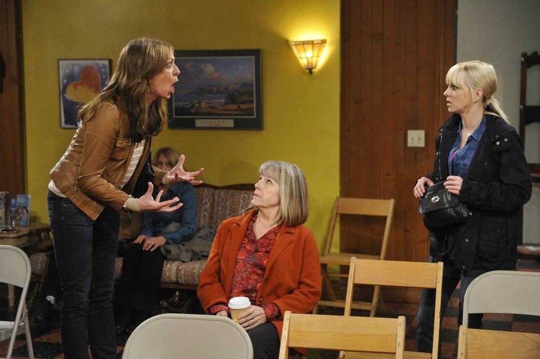 Bevor Bonnie (Allison Janney, l.) auch Marjorie (Mimi Kennedy, M.) in den Wahnsinn treibt, versucht Christy (Anna Faris, r.) zu intervenieren ... - Bildquelle: Warner Bros. Television