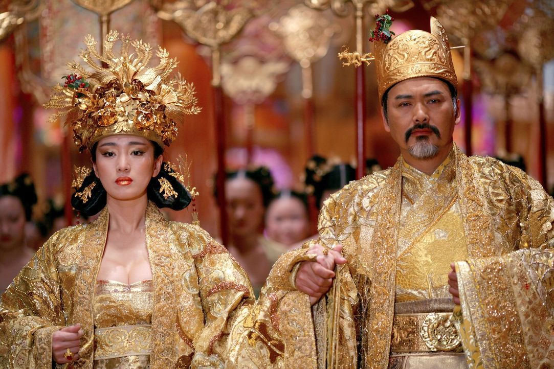 Kaiser Ping (Yun Fat Chow, r.) und Kaiserin Phoenix (Li Gong, l.) planen - völlig unabhängig voneinander - am Tag des Chrysanthemenfestes etwas Furc... - Bildquelle: TOBIS Film