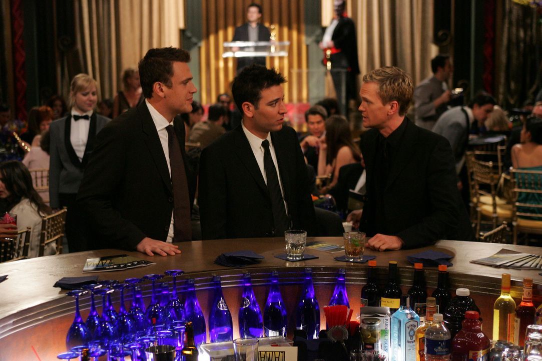 Frauenversteher Barney (Neil Patrick Harris, r.) hat wie immer einen Rat für seine Freunde Ted (Josh Radnor, M.) und Marshall (Jason Segel, r.) ber... - Bildquelle: 20th Century Fox International Television
