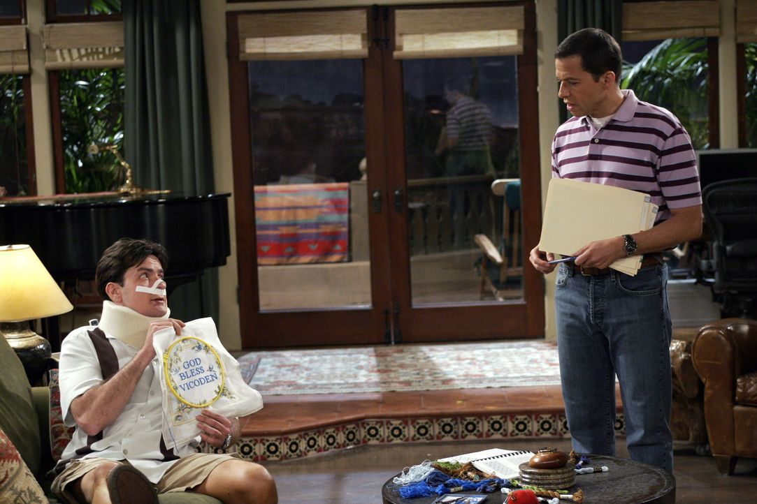 Nach alldem was passiert ist, hat Alan (Jon Cryer, r.) ein schlechtes Gewissen und versucht, sich bei Charlie (Charlie Sheen, l.) einzuschleimen ... - Bildquelle: Warner Brothers Entertainment Inc.