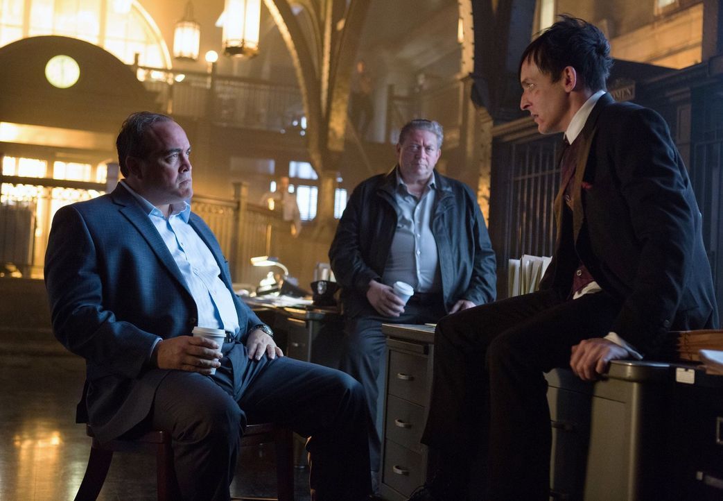 Oswald (Robin Lord Taylor, r.) muss aufpassen, dass seine Verbindung zu Falcone nicht ans Licht kommt, während Marioni (David Zayas, l.) die Rache v... - Bildquelle: Warner Bros. Entertainment, Inc.