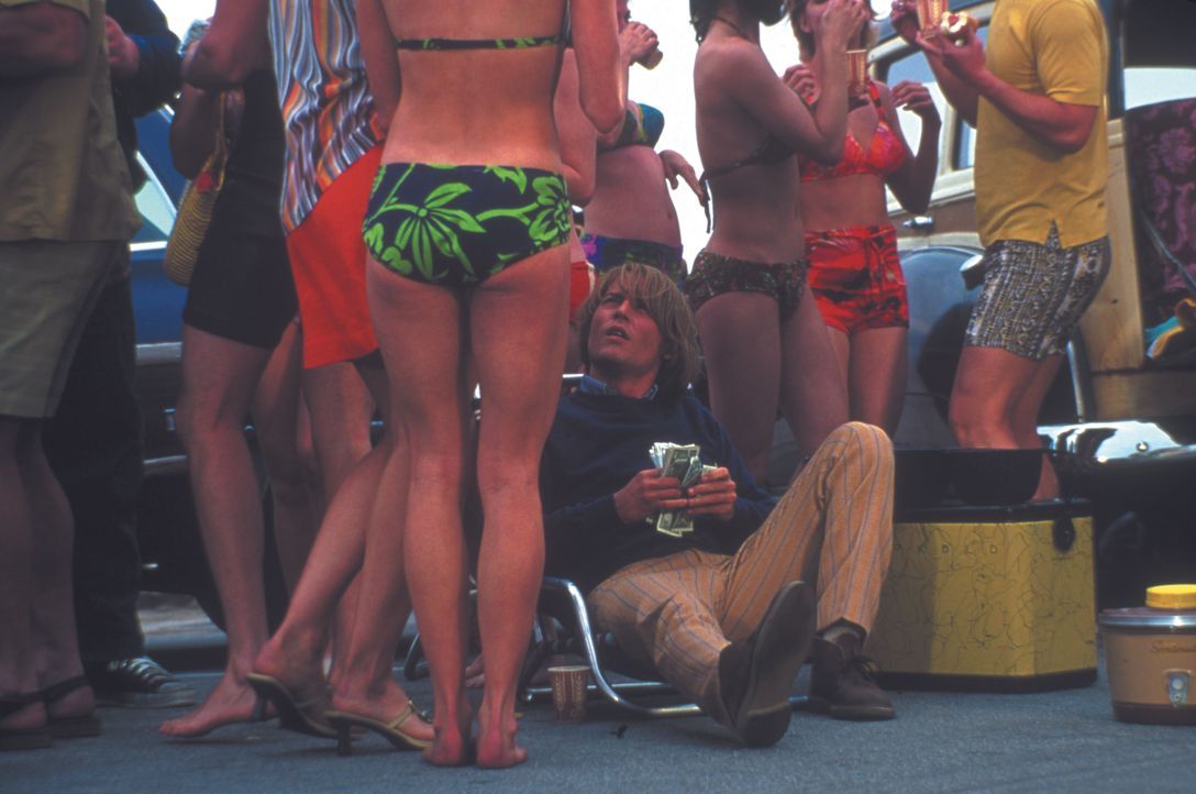 In Kalifornien zelebriert George Jung (Johnny Depp, sitzend) riesige Beachparties mit Unmengen von Marihuana. Doch dann stirbt seine Freundin Barbar... - Bildquelle: New Line Cinema
