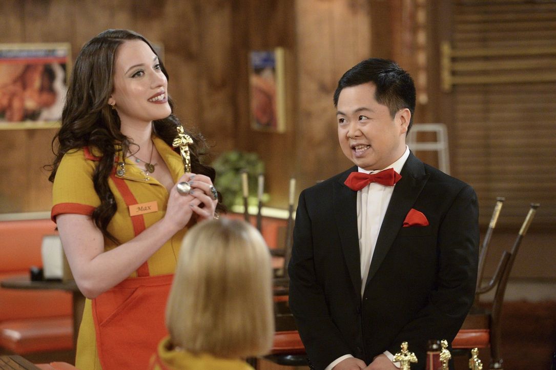 Verleiht Han (Matthew Moy, r.) Max (Kat Dennings, l.) wirklich einen Oscar? - Bildquelle: Warner Bros. Television