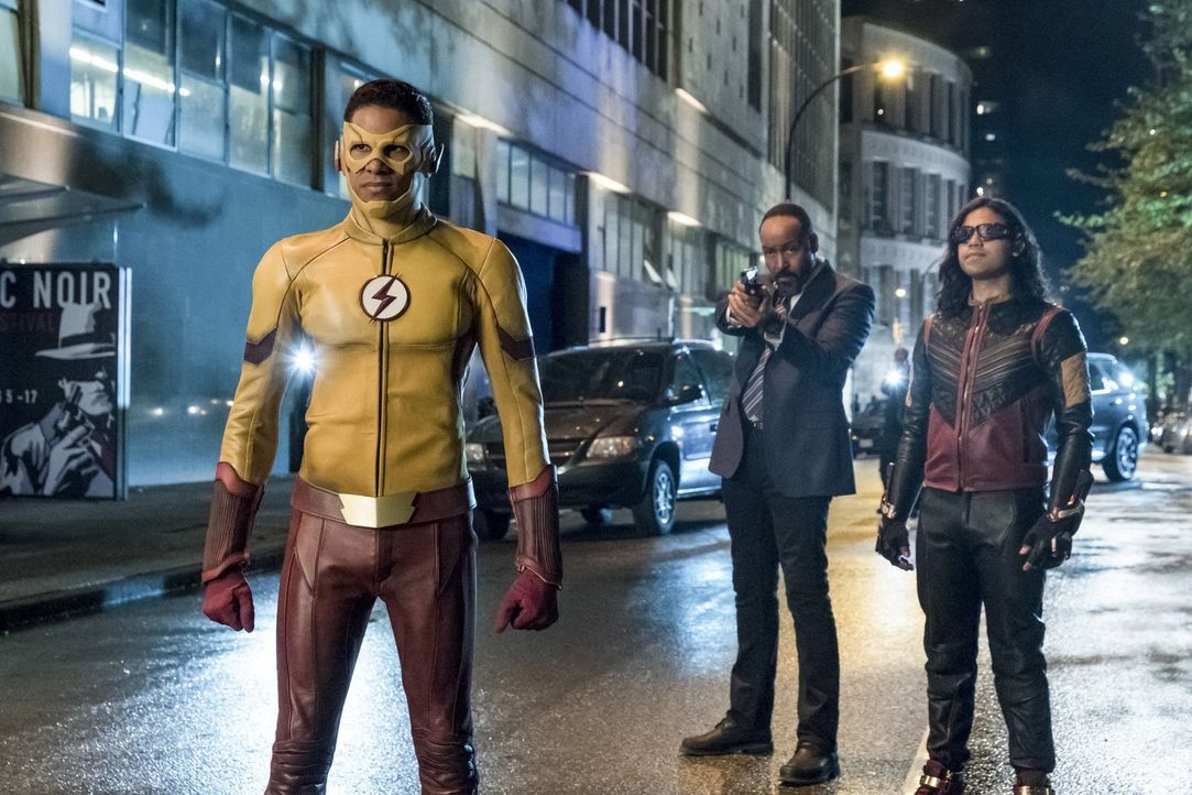 Während Barry in der Speed Force gefangen ist, müssen Wally alias Kid Flash (Keiynan Lonsdale, l.) Joe (Jesse L. Martin, M.) und Cisco alias Vibe (C... - Bildquelle: 2017 Warner Bros.