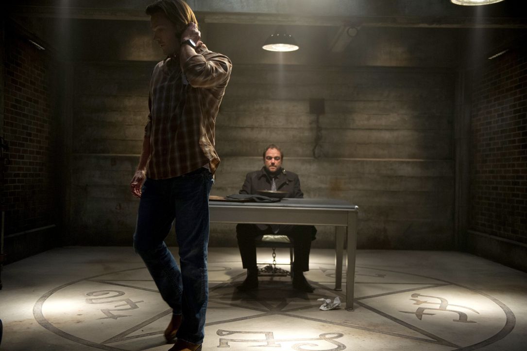 Lässt sich Sam (Jared Padalecki, l.) wirklich auf die Spielchen von Crowley (Mark Sheppard,r.) ein? - Bildquelle: 2013 Warner Brothers