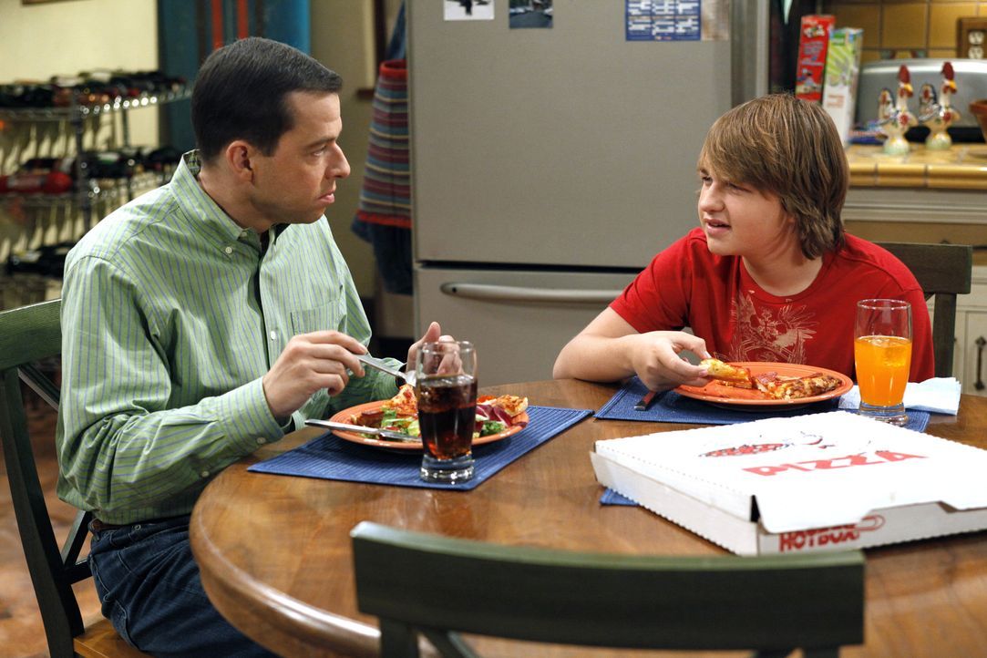 Sind mal wieder nicht gleicher Meinung: Alan (Jon Cryer, l.) und Jake (August T. Jones, r.) ... - Bildquelle: Warner Bros. Television