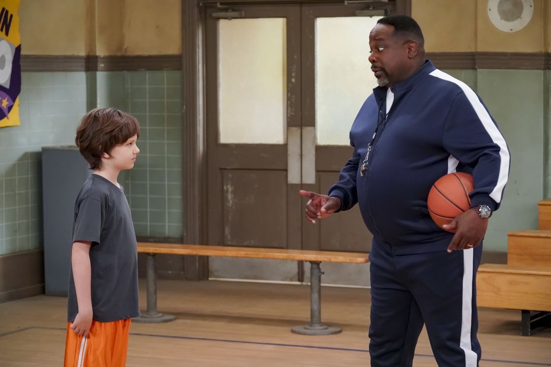 Grover Johnson (Hank Greenspan, l.); Calvin Butler (Cedric the Entertainer, r.) - Bildquelle: Monty Brinton © 2020 CBS Broadcasting, Inc. All Rights Reserved. / Monty Brinton