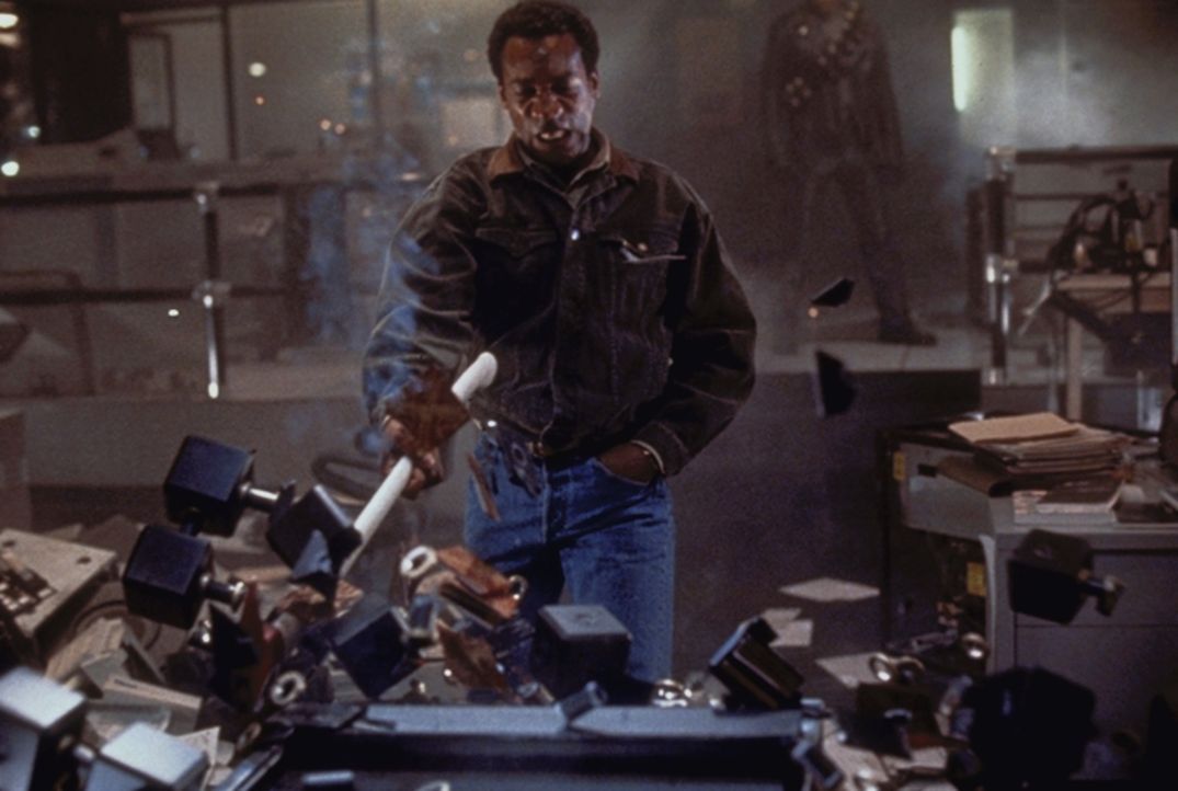 Mit Hilfe des Wissenschaftlers Dyson (Joe Morton) versuchen Sarah und der Terminator, den bevorstehenden atomaren Exitus zu verhindern ... - Bildquelle: Columbia TriStar Films