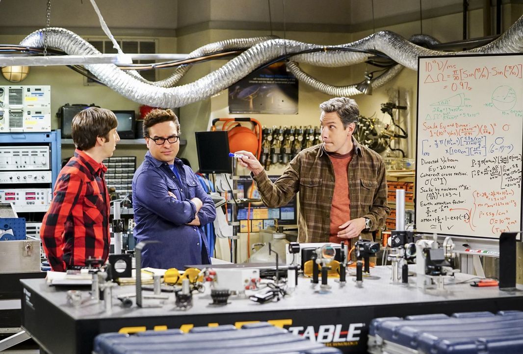 Nachdem Howard (Simon Helberg, l.) und Leonard (Johnny Galecki, M.) herausfinden, dass Sheldon ohne sie an einem ehemals gemeinsamen Projekt weitera... - Bildquelle: Warner Bros. Television