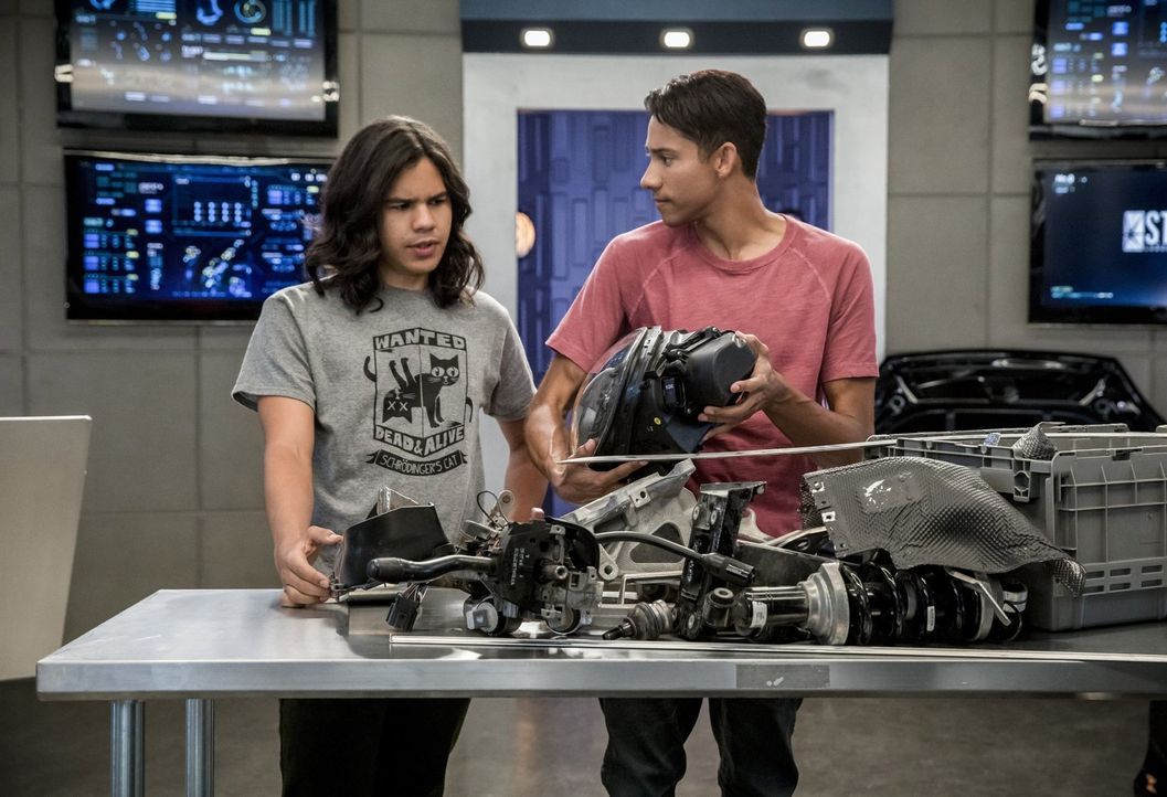 Versuchen herauszufinden, wie sie ein besonderes Metawesen ausschalten können: Cisco (Carlos Valdes, l.) und Wally (Keiynan Lonsdale, r.) ... - Bildquelle: 2017 Warner Bros.