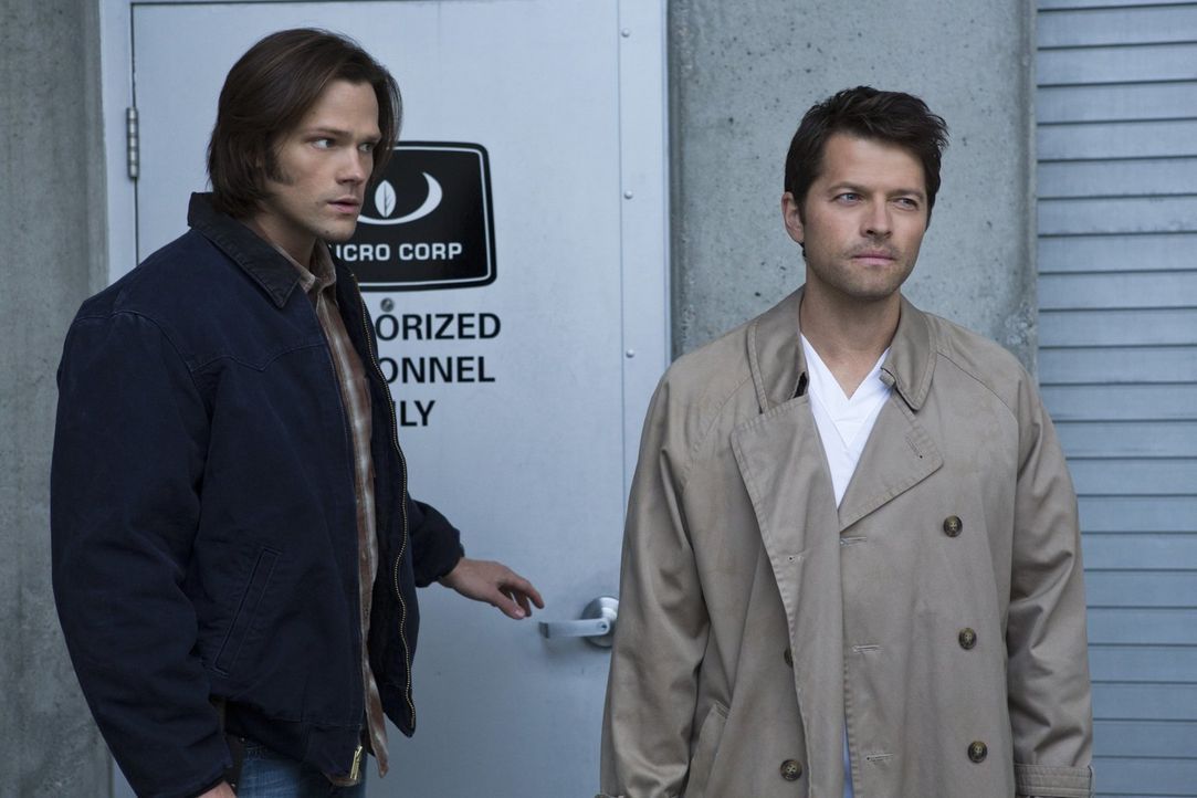 Durch seine Vergangenheit als Engel weiß Castiel (Misha Collins, r.) einige Dinge, die Sam (Jared Padalecki, l.) und seinem Bruder helfen könnten. W... - Bildquelle: Warner Bros. Television