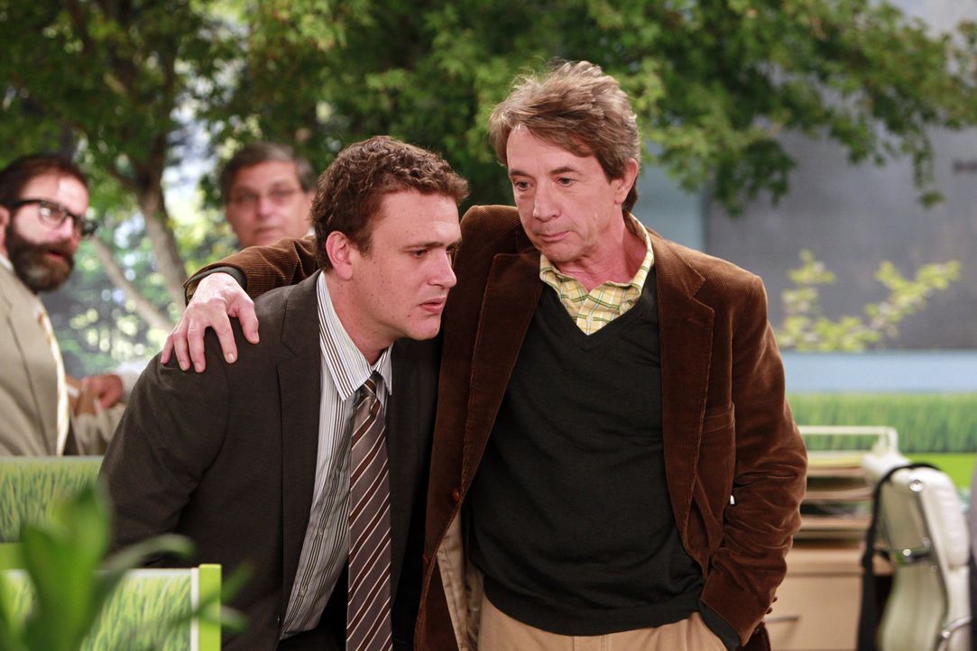 Während sich Robin und ihr Therapeut näher kommen, befindet sich Marshall (Jason Segel, l.) auf Kollisionskurs mit seinem neuen Chef Garrison Coot... - Bildquelle: 20th Century Fox International Television
