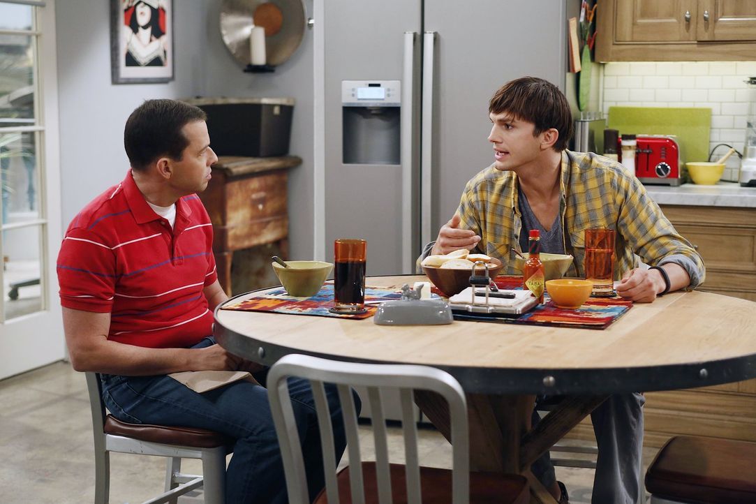 Müssen sich damit abfinden, dass ihre Jungend vorüber ist: Walden (Ashton Kutcher, r.) und Alan (Jon Cryer, l.) ... - Bildquelle: Warner Brothers Entertainment Inc.
